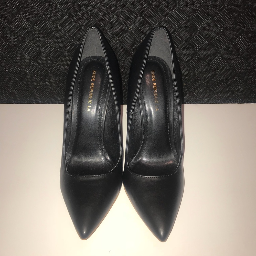 BLACK POINT TOE HEELS